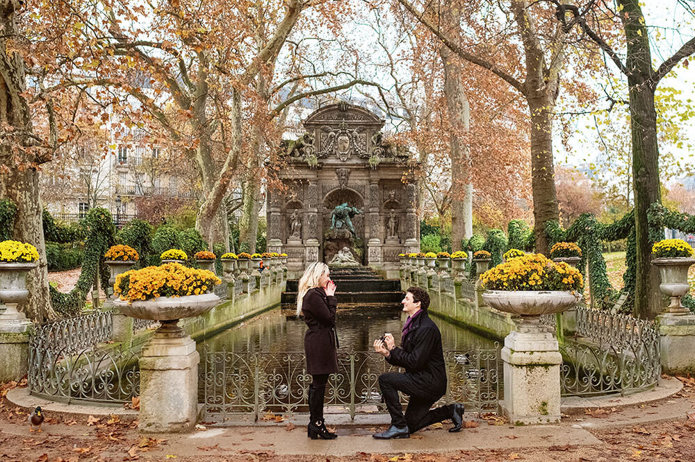 Paris for two photographer proposal engagement Luxembourg garden