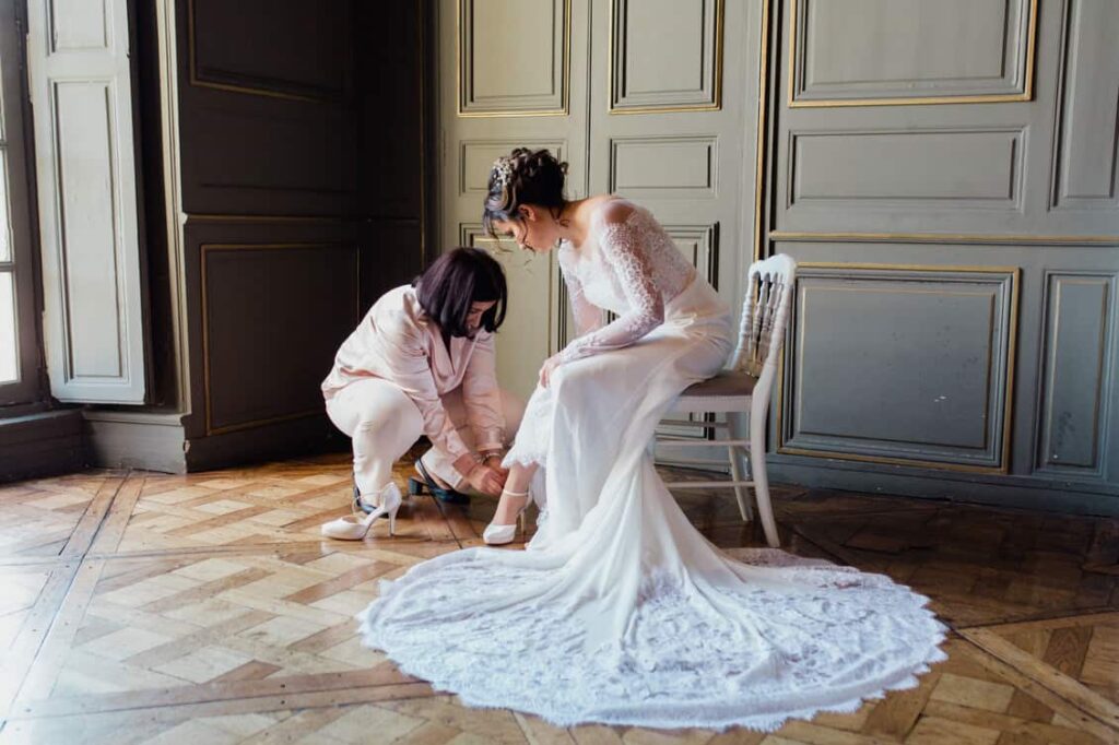 les preparatifs de la mariee dans sa sublime robe